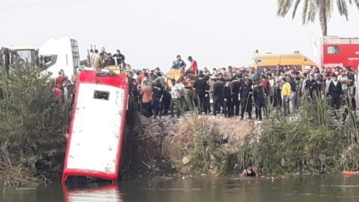 19 killed after minibus fell into canal in N. Egypt