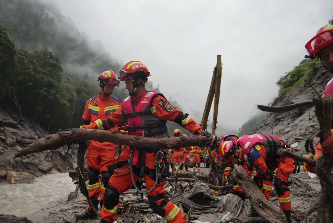Rescuers push deeper into mudslide-hit areas at Xizang border port: emergency management official