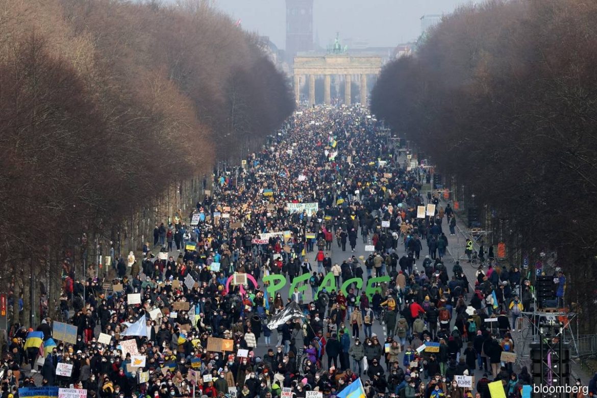 Writer highlights Western “double standards” on Russia-Ukraine conflict