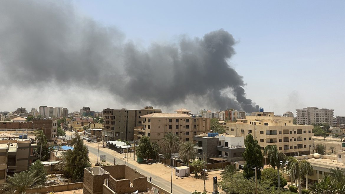 Roundup: With 185 killed, deadly military conflict in Sudan rages on