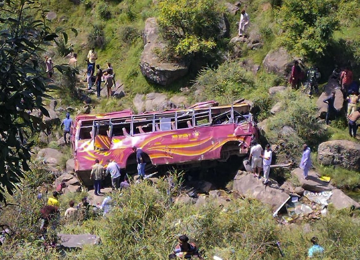 6 killed, 12 injured after minibus plunges into valley in W. Iran