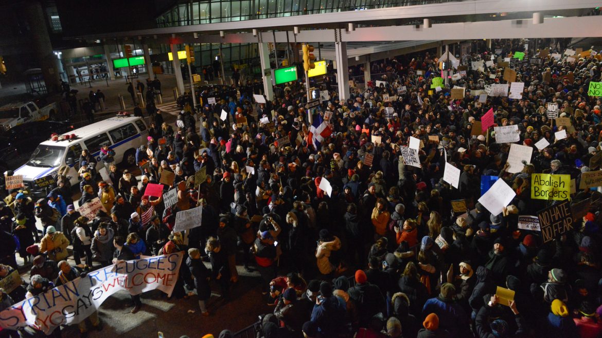 Democrats, Republicans trade blame as major U.S. airports continue to see hours-long security lines