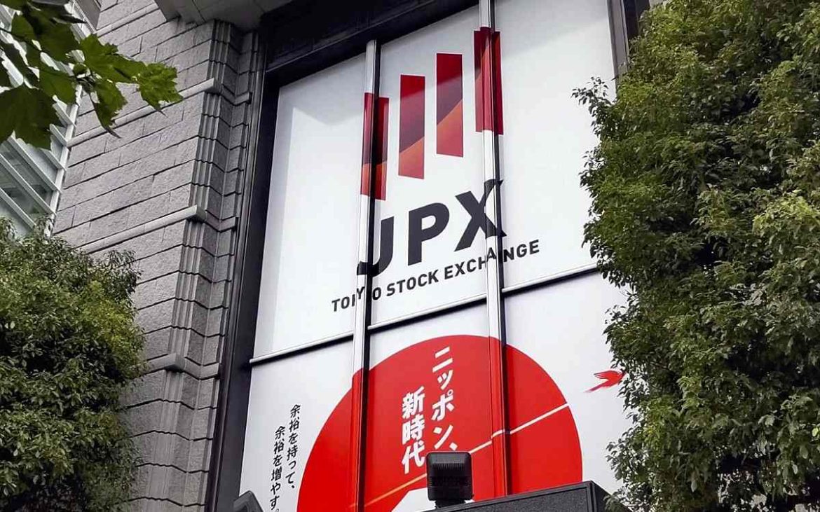 Japan’s benchmark Nikkei briefly sinks over 7 pct in morning session