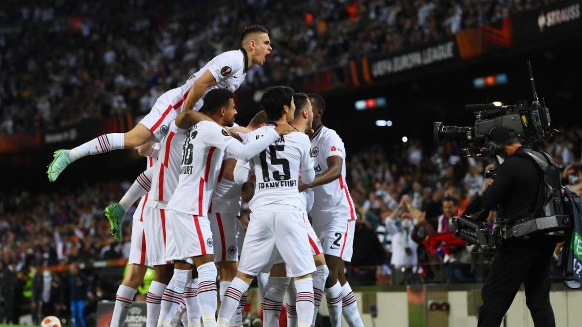 Eintracht Frankfurt stun Barca in Europa League