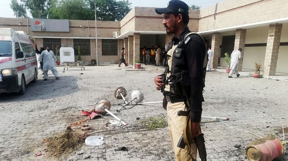6 killed, 19 injured in suicide attack in SW Pakistan