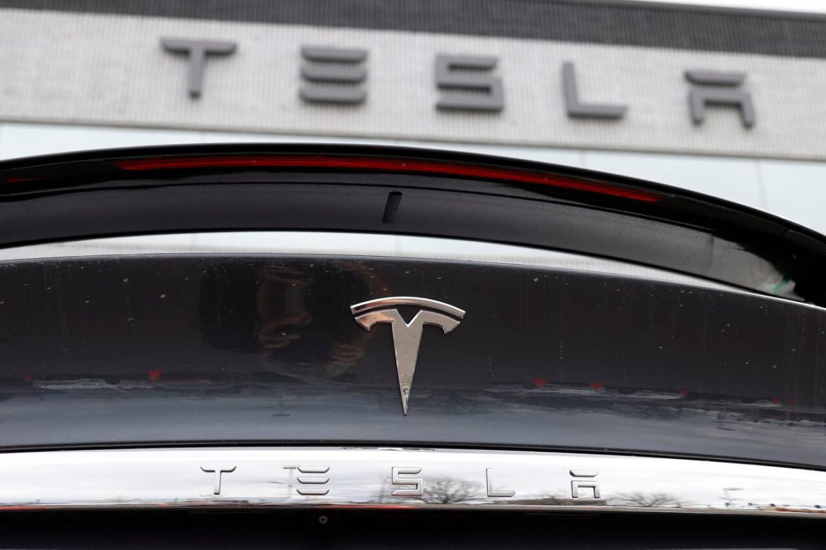 Tesla investigated for potentially faulty door handles