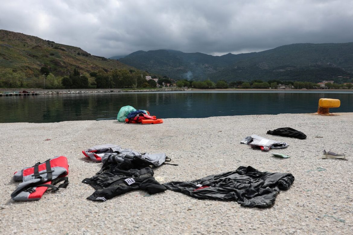 Migrant boat sinks off Greek island, 4 dead