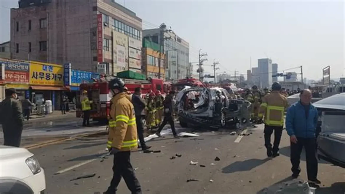 2 killed, 18 injured in S. Korea market truck sidewalk crash