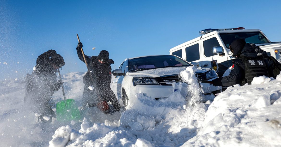 Xinjiang heats up, halts traffic amid strong cold snap