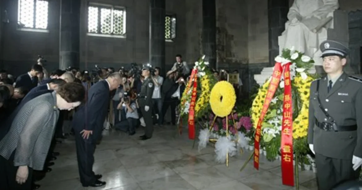 KMT leader Cheng Li-wun pays tribute to Sun Yat-sen at cenotaph in Beijing