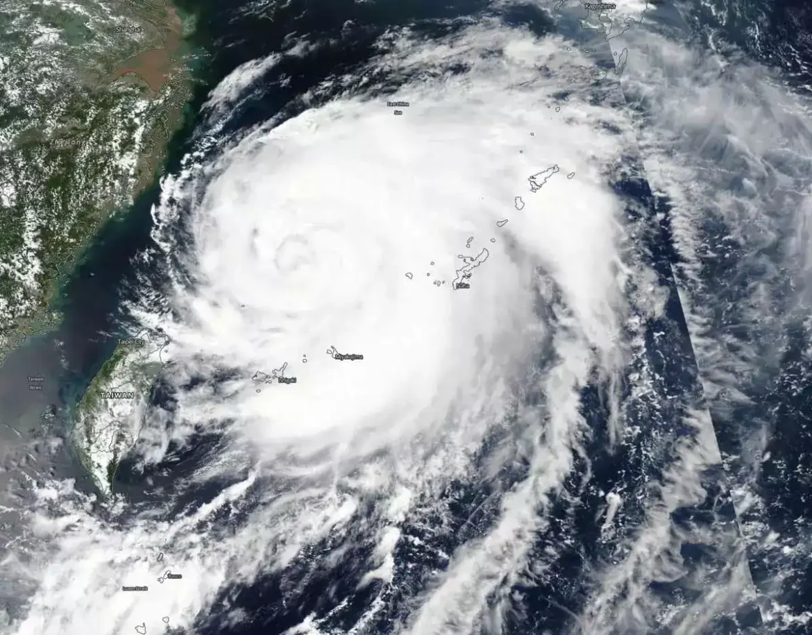 Typhoon Bavi reaches Taiwan, most areas suspend work, classes
