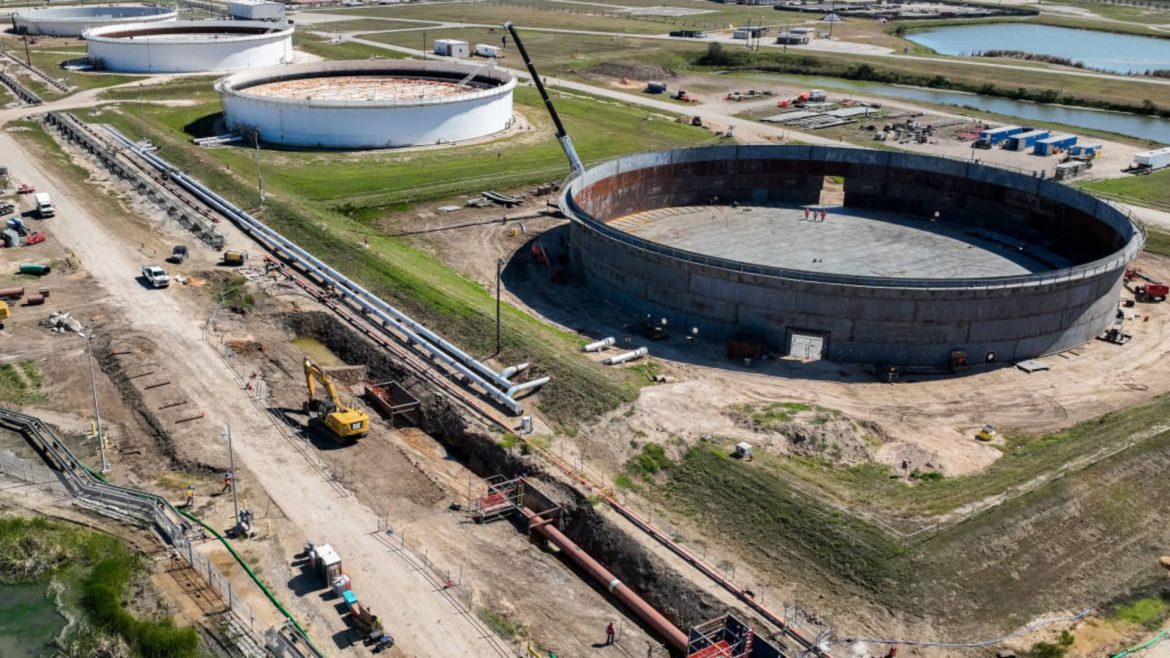 U.S. strategic oil reserve falls below 300 mln barrel to 43-year low